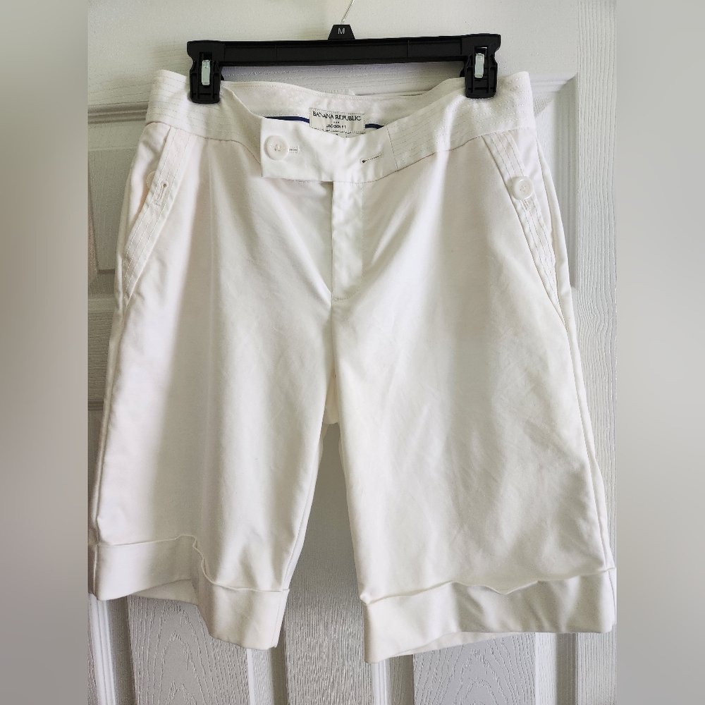 Banana Republic White Flat Front Shorts. Jackson Fit, Bermuda Style 11" Inseam